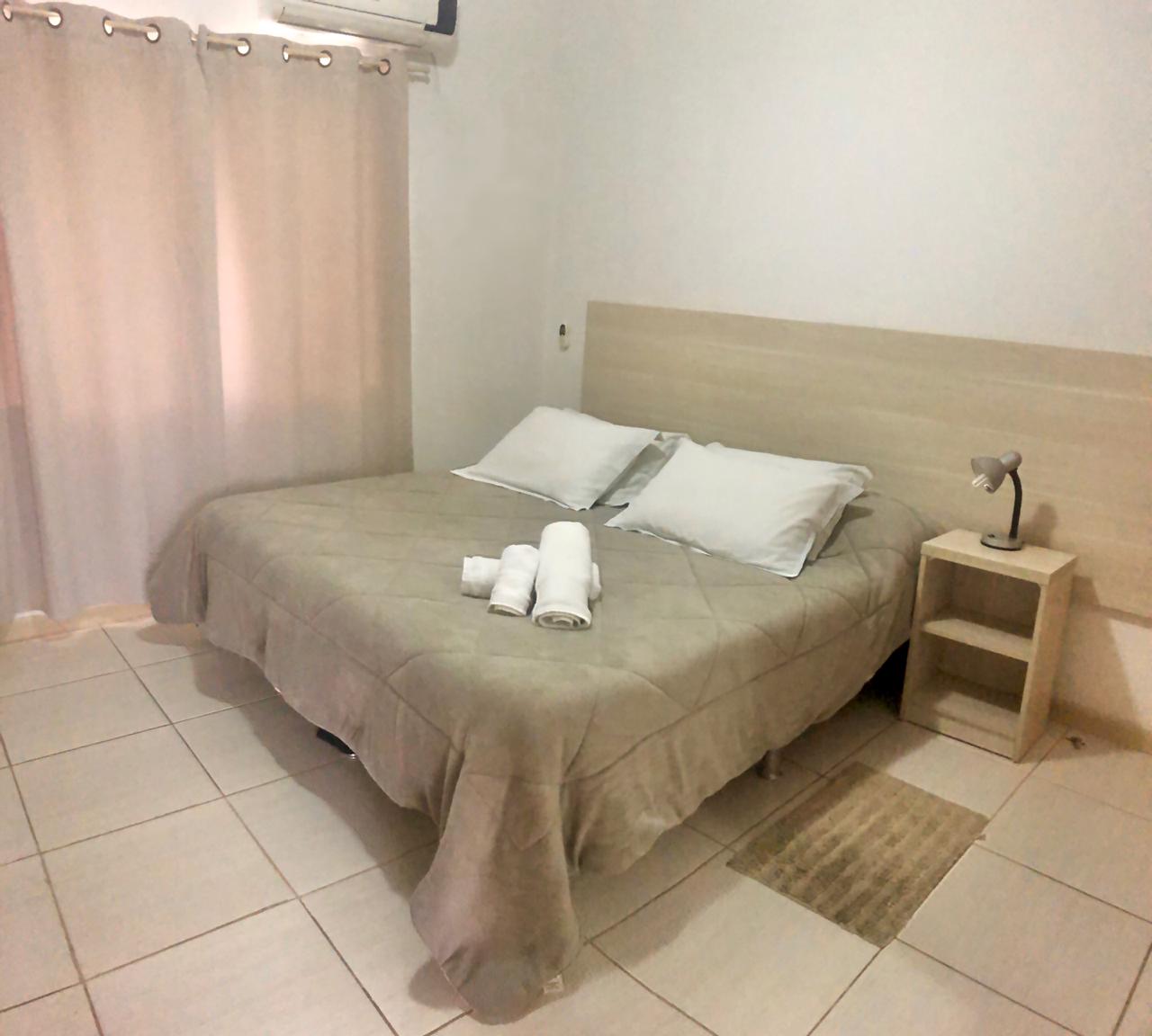 Imagem quarto contendo cama de casal