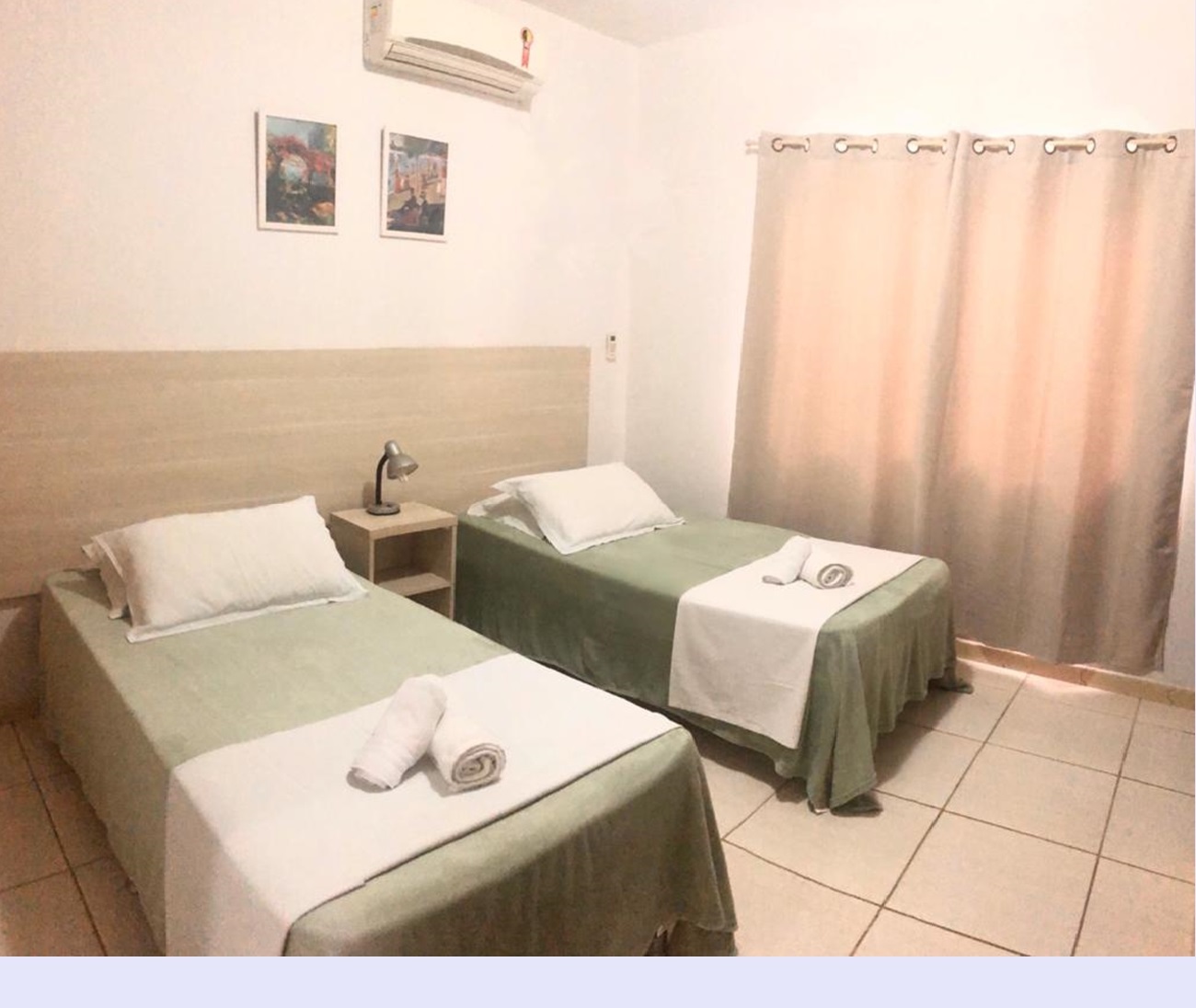 Imagem quarto contendo 2 camas de solteiro