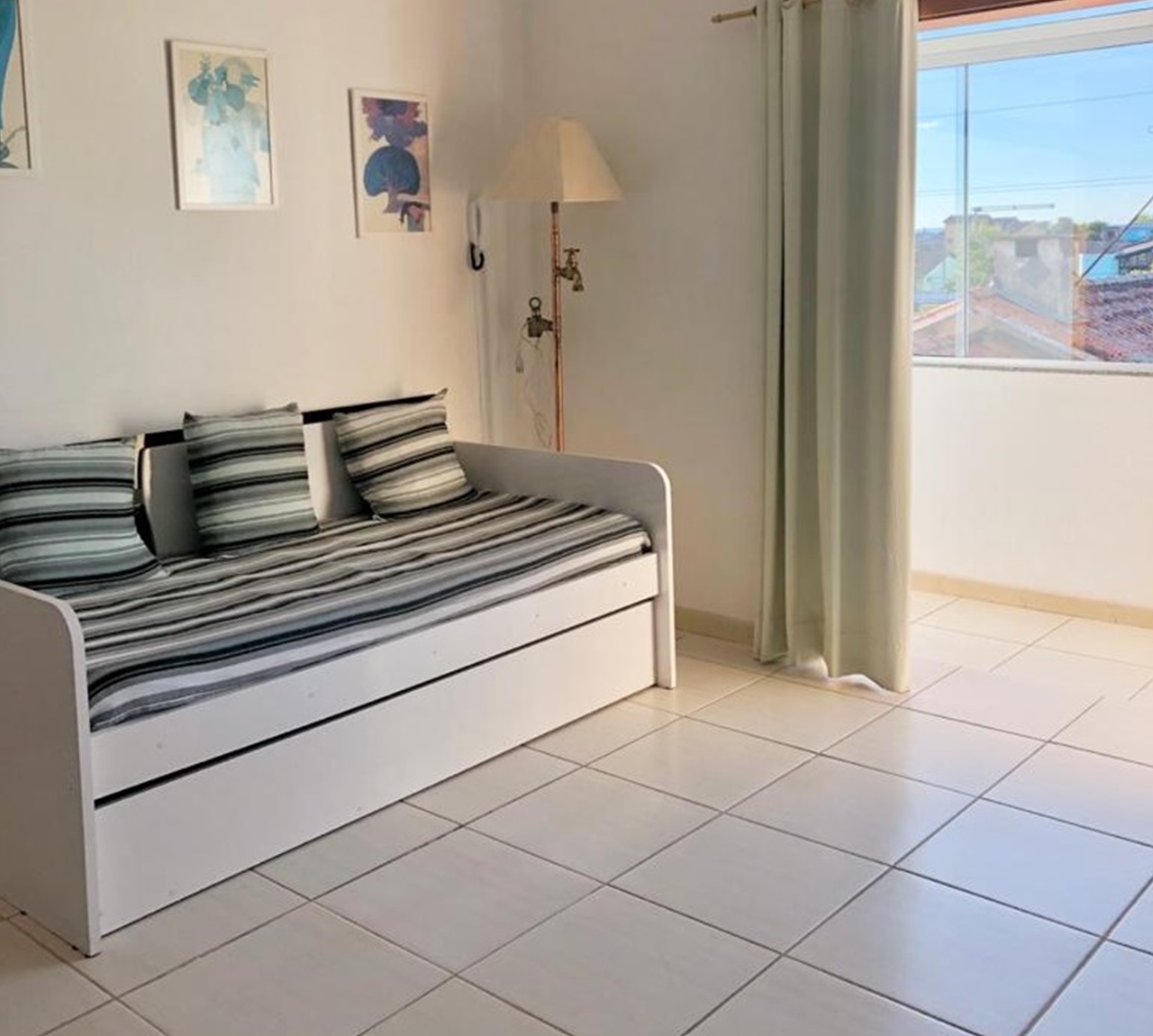 Imagem sala contendo sofá cama