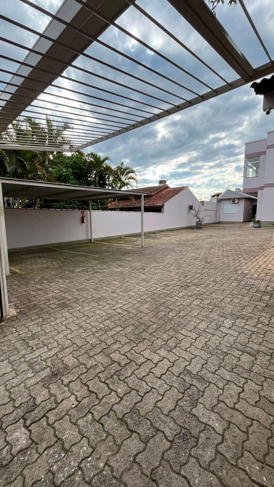 Estacionamento coberto do hotel